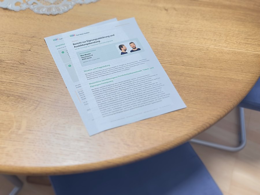 Zwei Seiten des schriftlichen Berichts einer Talent- und Begabungsanalyse, auf dem runden Tisch eines Beratungszimmers liegend