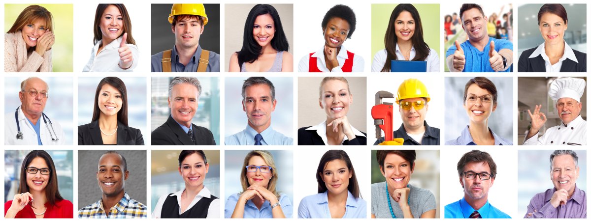 Laufbahnberatung, Karriereplanung, Neuorientierung für Berufstätige Das Bild zeigt eine Gruppe von Menschen. Die Personen im Vordergrund tragen Businesskleidung wie Anzüge und Blazer. Im Hintergrund sind weitere Menschen zu sehen, einige tragen Bauhelme und Arbeitsuniformen. Der Hintergrund ist leicht unscharf im Vergleich zum Vordergrund.