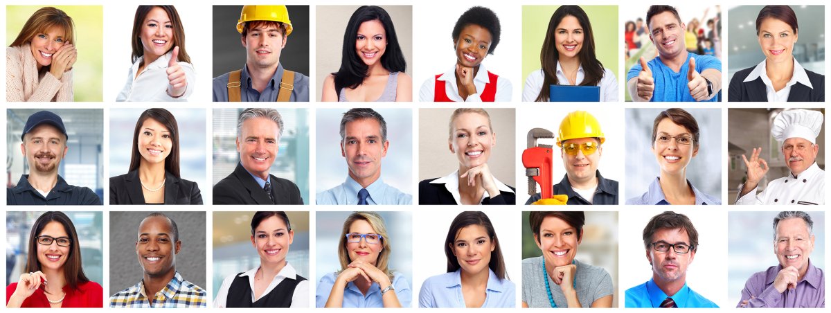 Laufbahnberatung, Karriereplanung, Neuorientierung für Berufstätige Das Bild zeigt eine Gruppe von Menschen. Die Personen im Vordergrund tragen Businesskleidung wie Anzüge und Blazer. Im Hintergrund sind weitere Menschen zu sehen, einige tragen Bauhelme und Arbeitsuniformen. Der Hintergrund ist leicht unscharf im Vergleich zum Vordergrund.