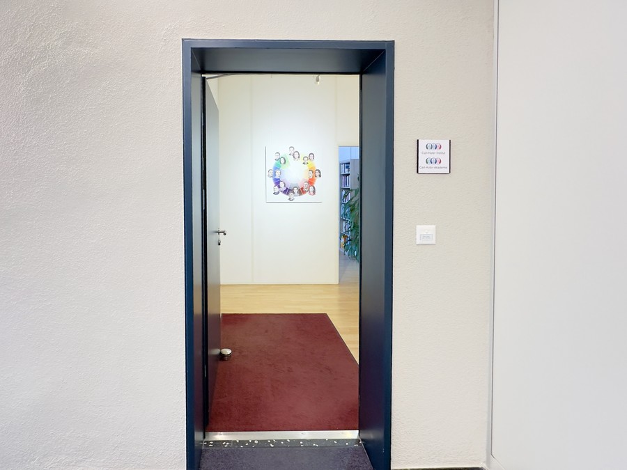 Offene Eingangstür des Carl-Huter-Instituts im 2. Obergeschoss, rechts daneben das Türschild