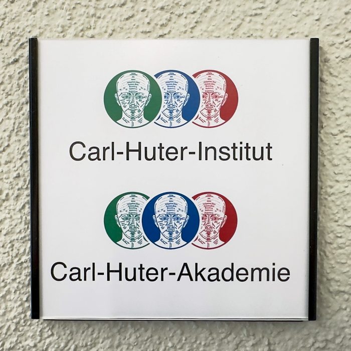 Türschild mit den Logos von Carl-Huter-Institut und Carl-Huter-Akademie